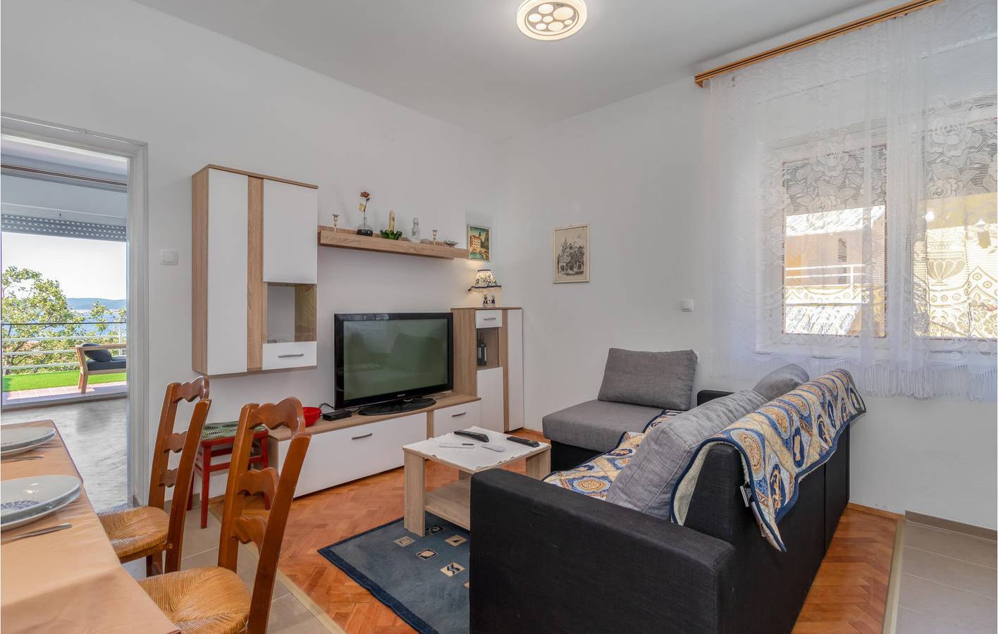 Ganze Ferienwohnung, Gemütlich, 1,5 km zum Strand: Apartment mit WLAN, Klimaanlage und Terrasse in Crikvenica, Primorje-Gorski Kotar