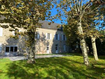 Gîte pour 12 personnes, avec piscine ainsi que terrasse et jardin à Alvignac