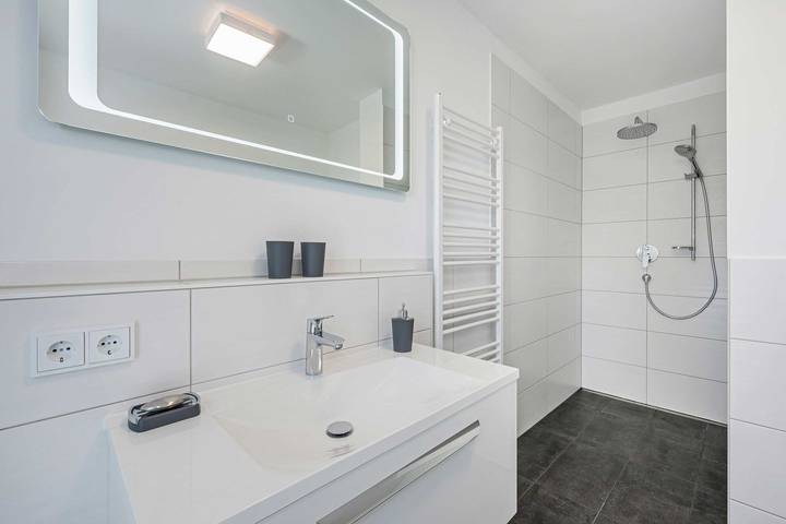 Ganze Wohnung, Moderne Ferienwohnung auf Usedom am Stettiner Haff mit Garten und Balkon in Zirchow, Usedom
