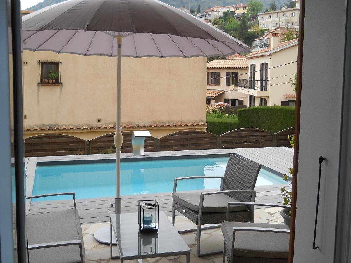 Appartement entier, Studio with Pool View in La Turbie, Côte méditerranéenne (France)