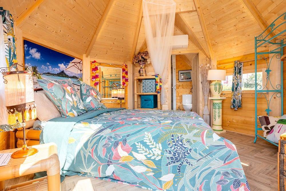 Les Philous Gourmands - Guest Room Chalet - Bora Bora - with Private Terrace in Sèvremont, Fontenay-le-Comte