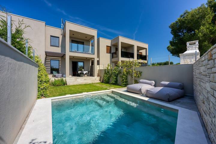 Ferienhaus für 4 Personen, mit Balkon/Terrasse und Garten sowie Pool in Gedići