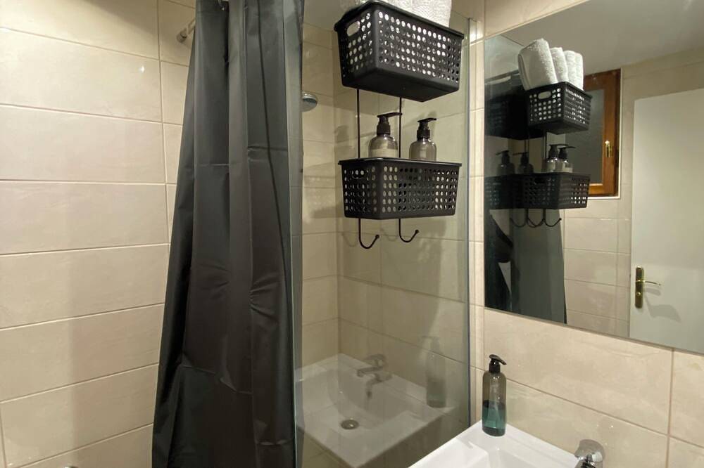 Appartement entier, Duplex Minimaliste > 30 min de Paris in Saint-Ouen-l'Aumône, Val-d'Oise