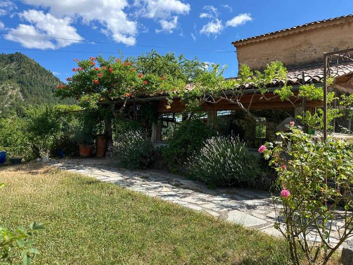 Chambre d’hôte pour 3 personnes, avec vue et jardin, animaux acceptés à Thoard