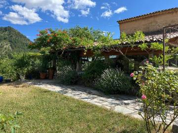 Cottage pour 3 personnes, avec jardin et vue, animaux acceptés à Thoard