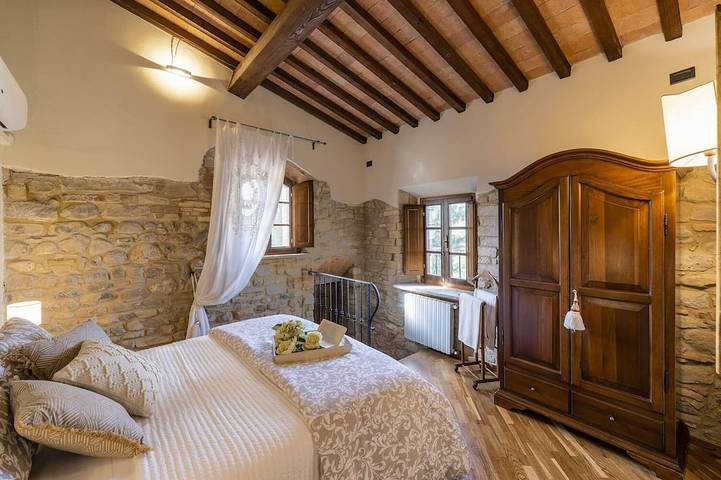 Charming villa in Chianni,Pool,garden, A/C, Pergola for al fresco dining,sleep 9 in Chianni, Costa degli Etruschi