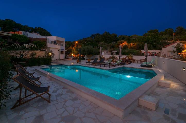 Gîte pour 2 personnes, avec vue ainsi que balcon et piscine, adapté aux familles à Split - 3