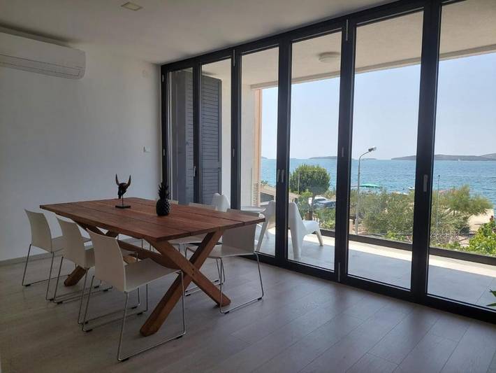 Villa pour 10 personnes, avec balcon ainsi que vue sur le lac et vue à Brodarica - 2