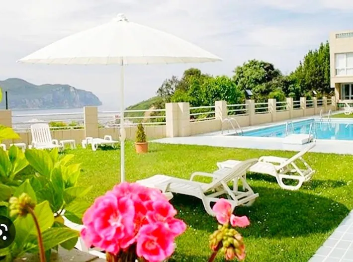 Hotel para 3 personas, con jardín y terraza además de vistas y piscina - 1