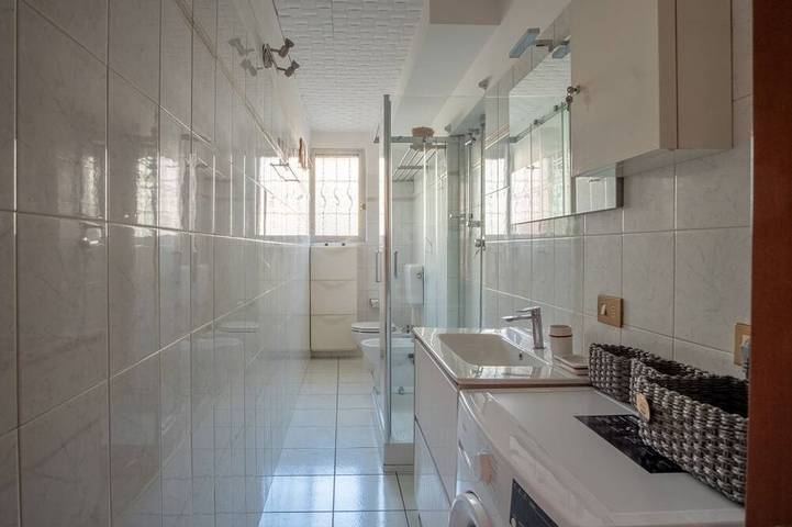 Appartement entier, Guesthost - Comfortable 55 sqm ground-floor apartment, ideal for 2 people.The property is located in the Borgo Trebbia–Infrangibile neighborhood, a residential area in the north-west part of the city.Piacenza city center is easily reachable on foot or in Plaisance (Italie), Province de Plaisance