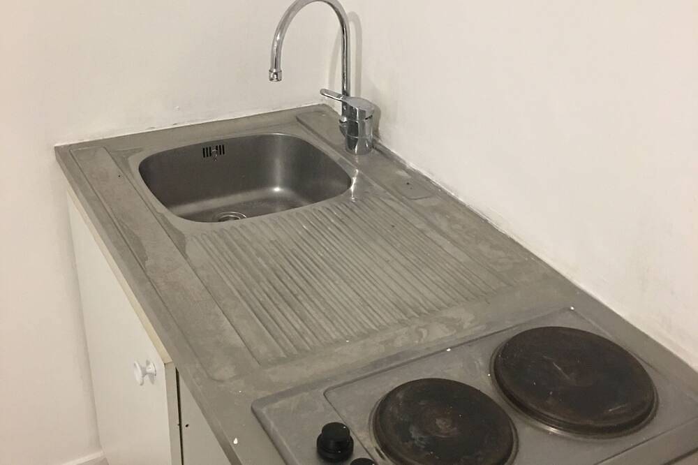 Appartement entier, Studio with videophone and camera at the entrance in Montfermeil, Seine-Saint-Denis