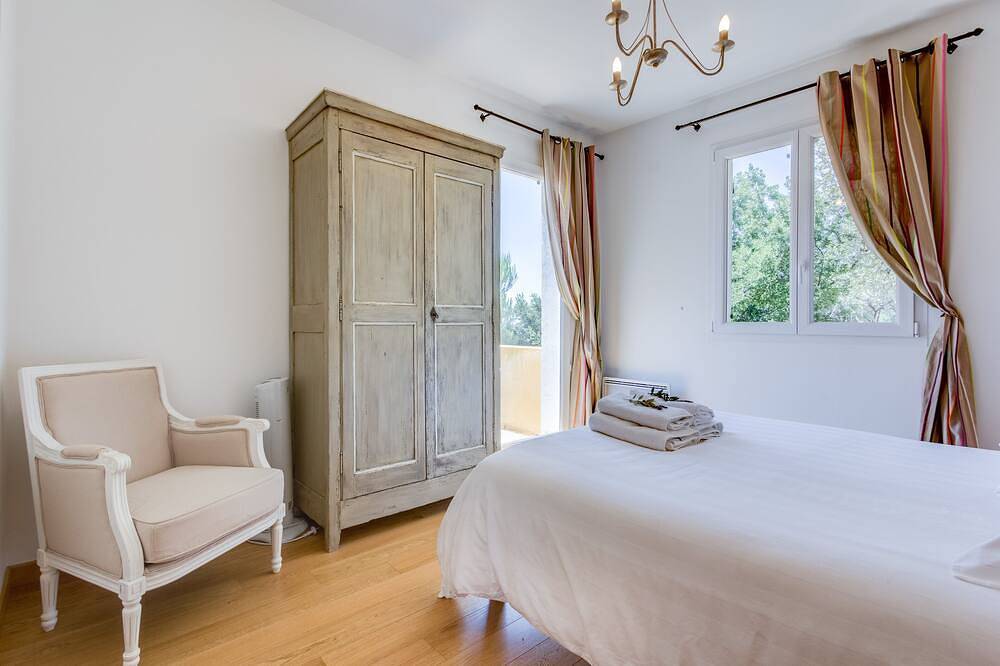 Large Villa with heated pool and stunning views set among olive trees in Callas, Draguignan region