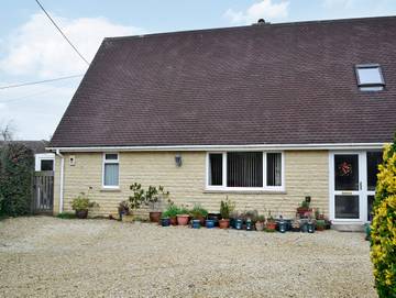 Log Cabin for 2 People in The Cotswolds, South West England, Photo 1