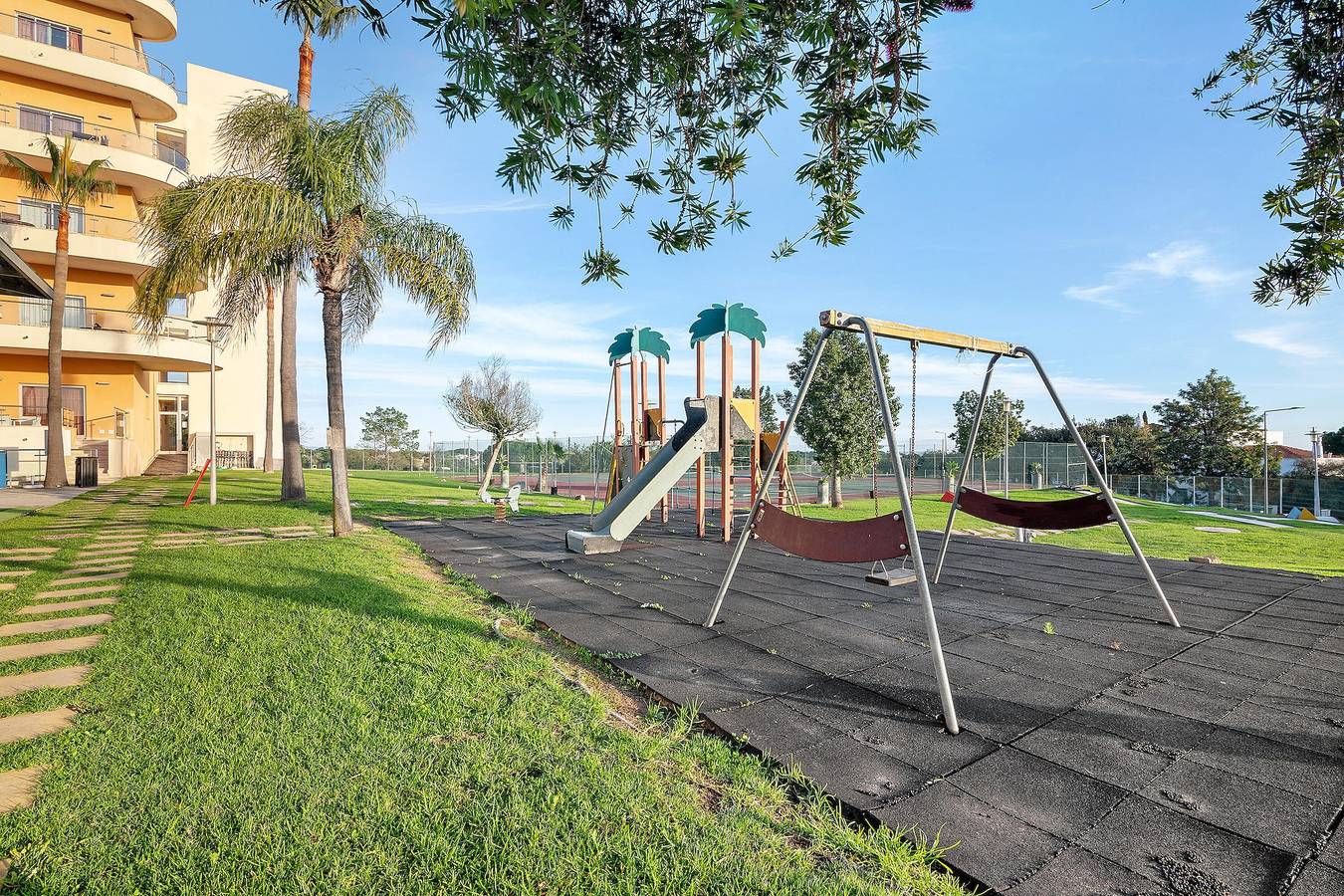 Apartamento inteiro, Apartamento 'Paraíso do Atlântico' com Piscina, Jardim Partilhados e Wi-Fi in Albufeira, Distrito de Faro