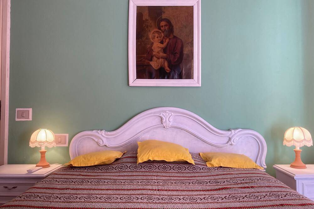 Sardinian Tower House with free parking and Ac in Macomer, Nuoro Provinz