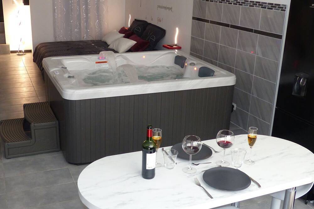Entire apartment, Cozy apartment with private Jacuzzi for a romantic night in Auterive, Lauragais