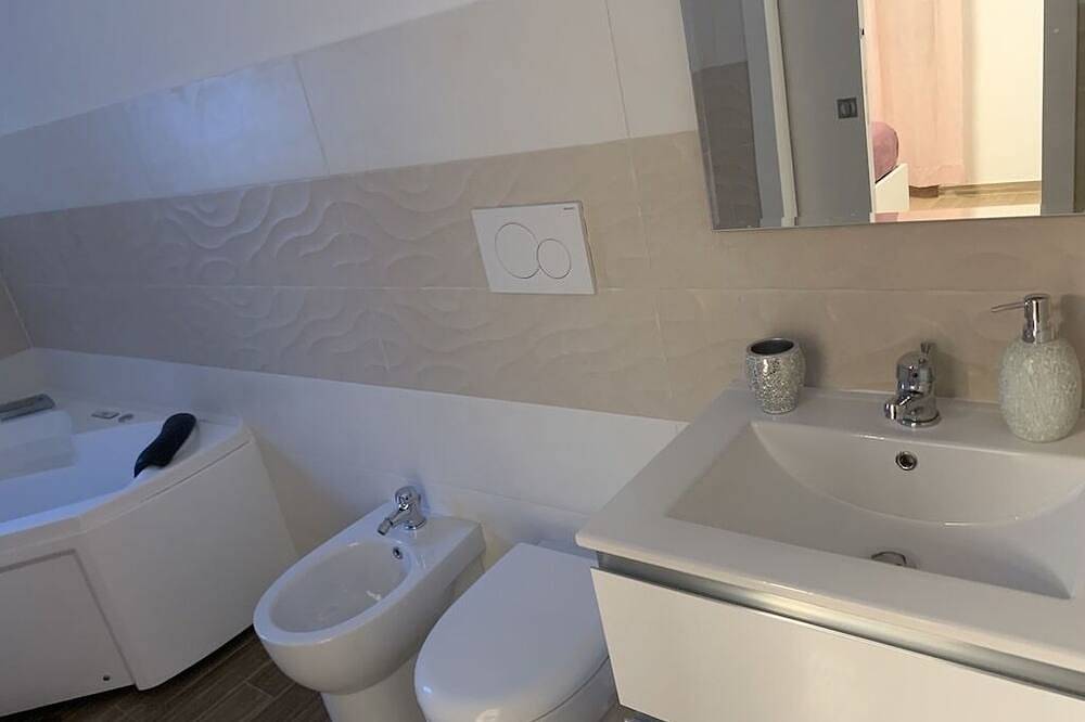 R home room 92 with hot tub in Ischia Stadt, Ischia
