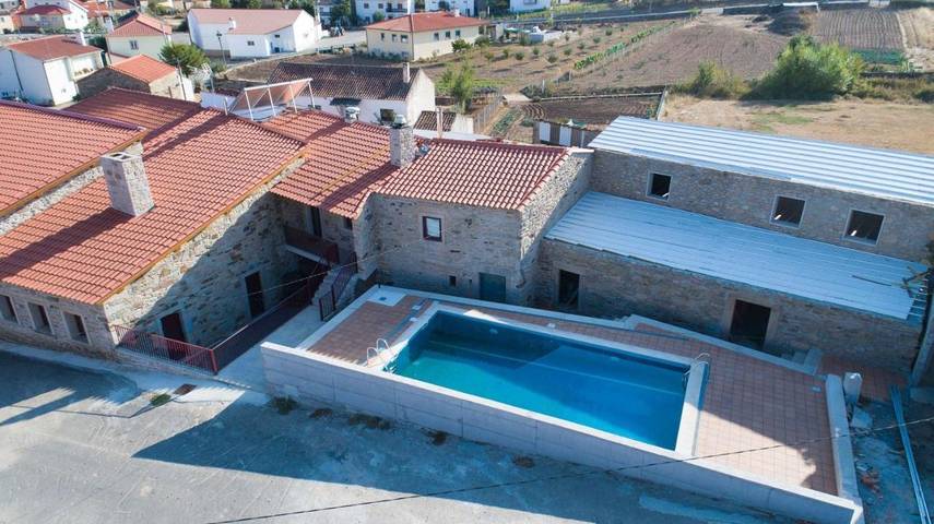 Casa rural para 9 personas, con jardín además de terraza y piscina en Miranda do Douro - 3