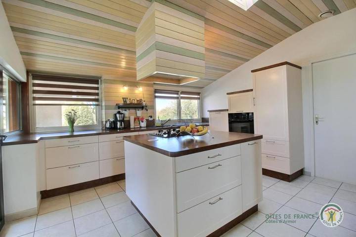 Location de vacances pour 8 personnes, avec terrasse et jardin, animaux acceptés à Kerien - 3