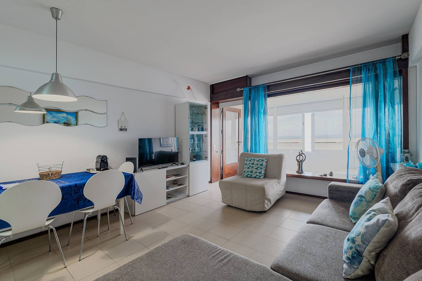 Apartamento entero, Apartamento 'Small By The Beach' con vistas al mar, balcón y Wi-Fi in Praia da Califórnia, Sesimbra