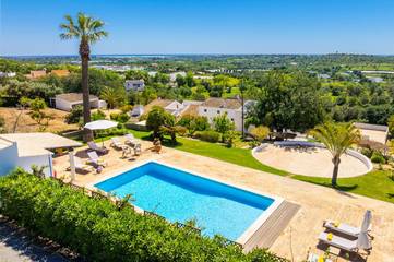 Location de vacances pour 10 personnes, avec jardin et terrasse à Moncarapacho