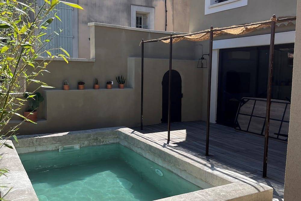 A dix minutes d'Avignon et Isle sur Sorgue ,au cœur du village ,Villa de charme in Châteauneuf-de-Gadagne, Vaucluse