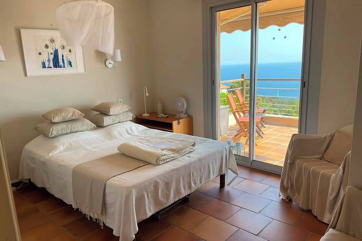 Entire apartment, Charming Property With Spectacular Views And Small Pool Nestled On The Corniche in Rayol-Canadel-sur-Mer, Mediterranean Coast (France)