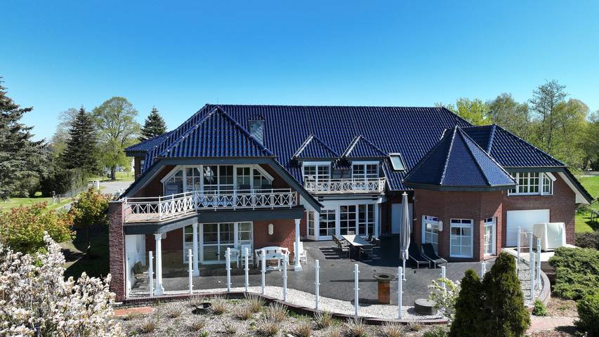 Ferienhaus für 12 Personen, mit Balkon und Whirlpool sowie Terrasse und Garten in Bützow-Land