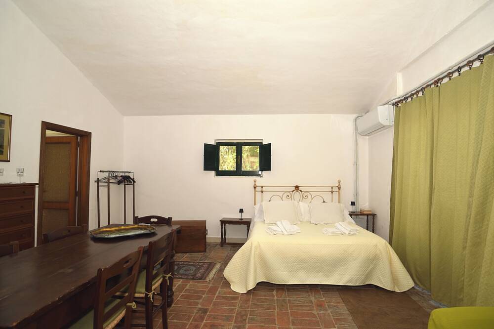 Mini house with park, in the province of Siena, btw Valdichiana and Val d'Orcia in Sinalunga, Chianti