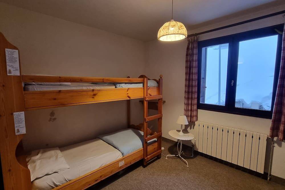 Large chalet with garden in Molines-en-Queyras, sleeps 19, fully equipped. in Molines-en-Queyras, Queyras