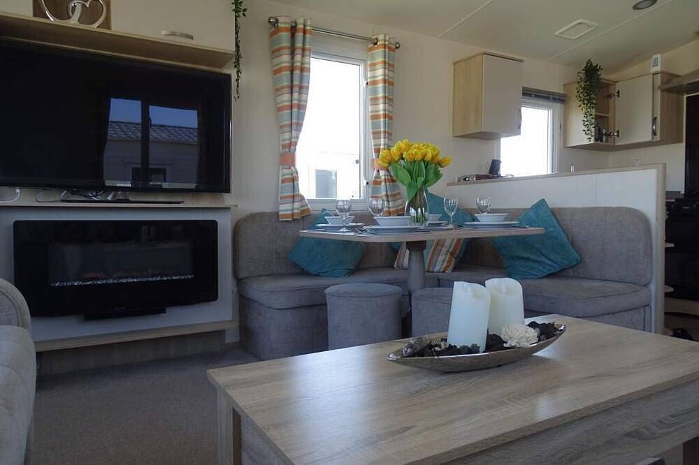 Gorgeous Home from Home Luxury 8 Berth Lodge with Sunken Hot Tub in Tattershall, Lincolnshire