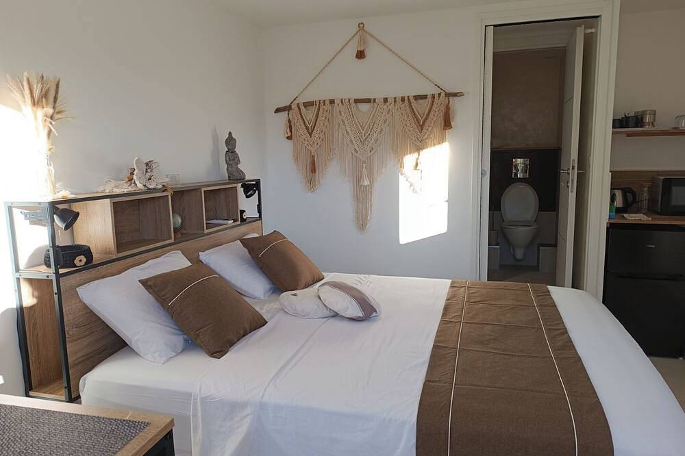 Chambre d'hôte, tout confort intimiste, jacuzzi en saison, idéalement situé in Dions, Région de Nîmes