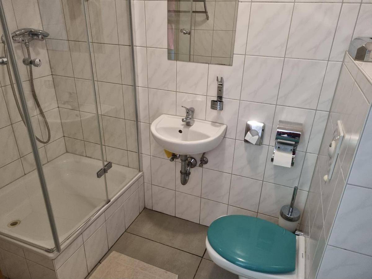 Single Room with Bathroom in Raubling, Bayerische Alpen