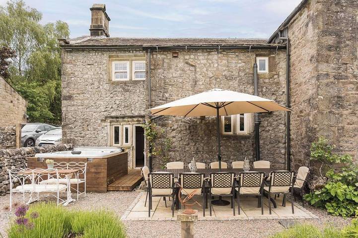 Holiday home for 12 people, with garden and terrace as well as hot tub in North Yorkshire