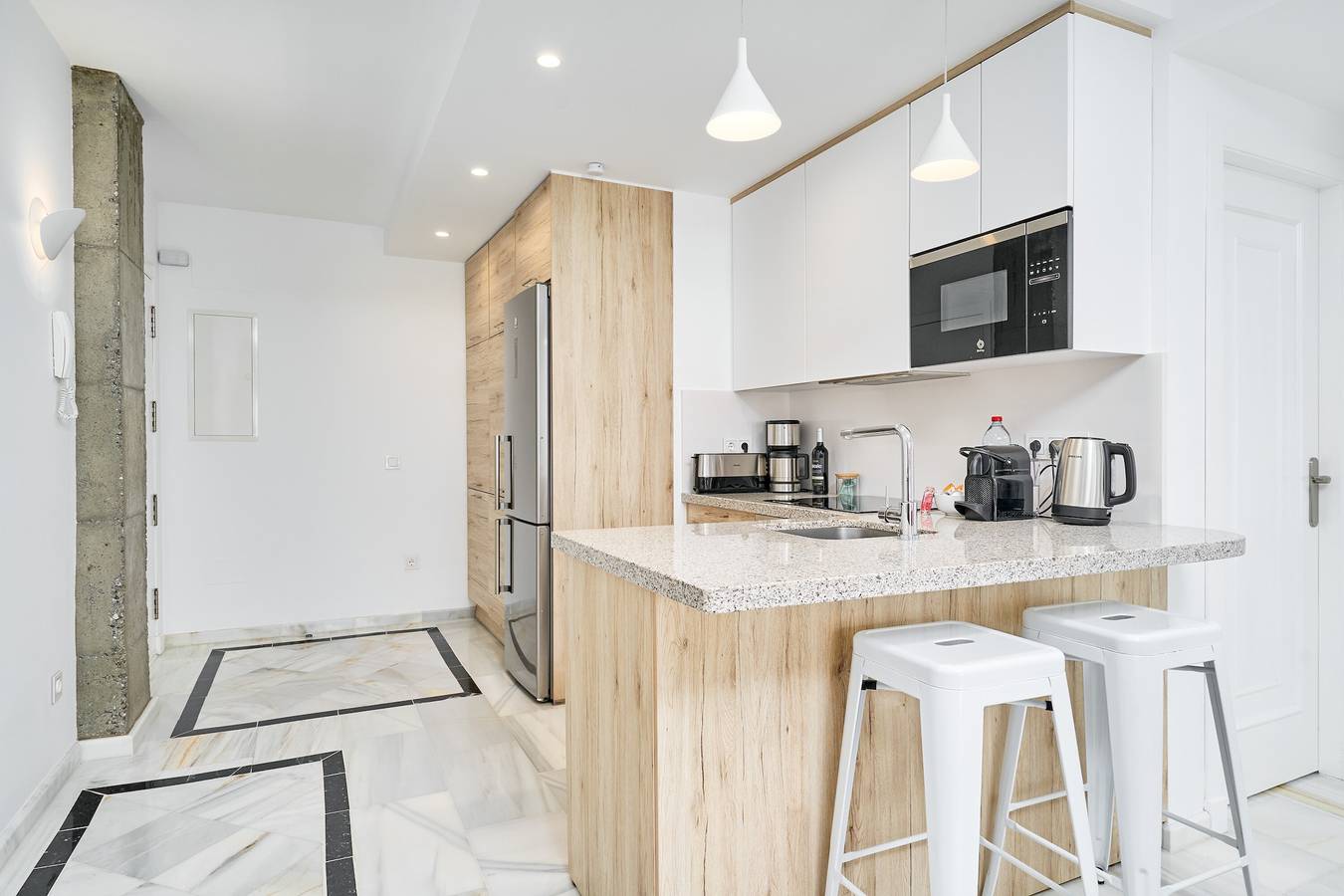 Apartamento entero, "Casa de la playa Alto Realengo" cerca de la playa con terraza privada, A/C y Wi-Fi in La Herradura, Almuñecar