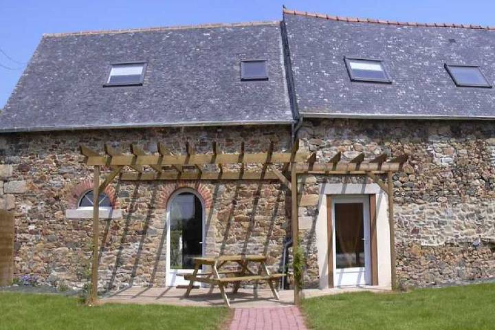 Gîte pour 8 personnes, avec Terrasse ainsi que Jardin et Piscine à Hénanbihen - 4