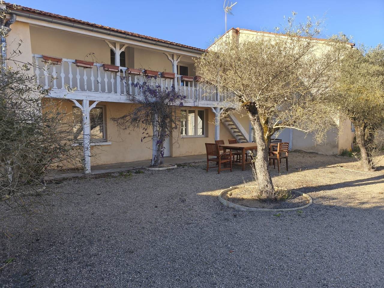 Gîte 'Domaine de Collonges' met privéterras en eigen tuin in Saint-Georges-de-Baroille, Roanne en omgeving