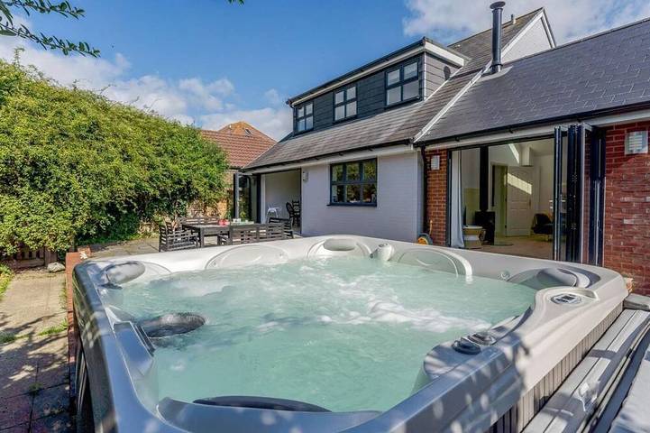 Cottage for 8 people, with hot tub and garden, with pets on the Isle of Wight