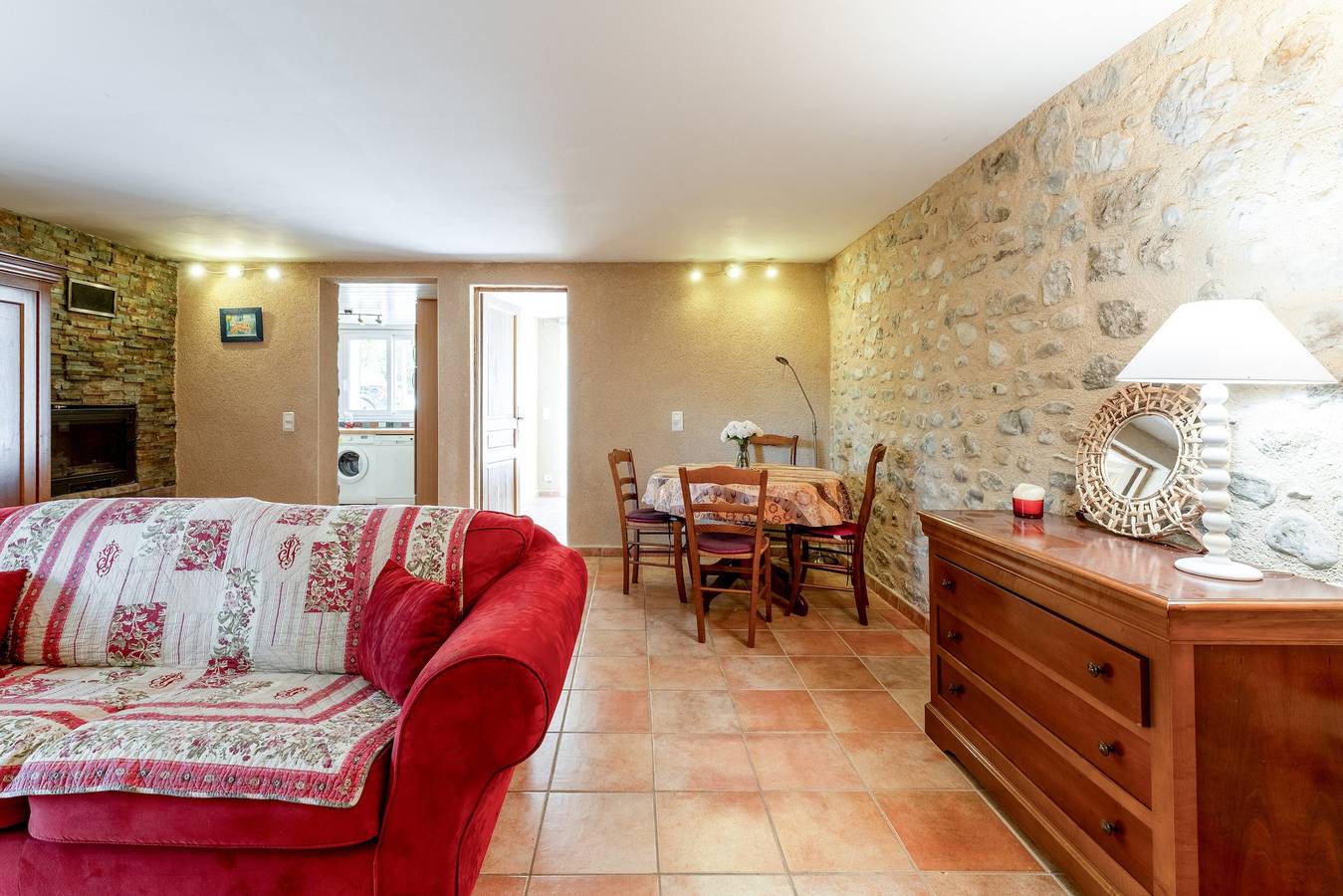 Apartamento entero, Apartamento 'Gite Du Petit Bois - Bignone' con piscina compartida, Wi-Fi y aire acondicionado in Villedieu, Vaucluse