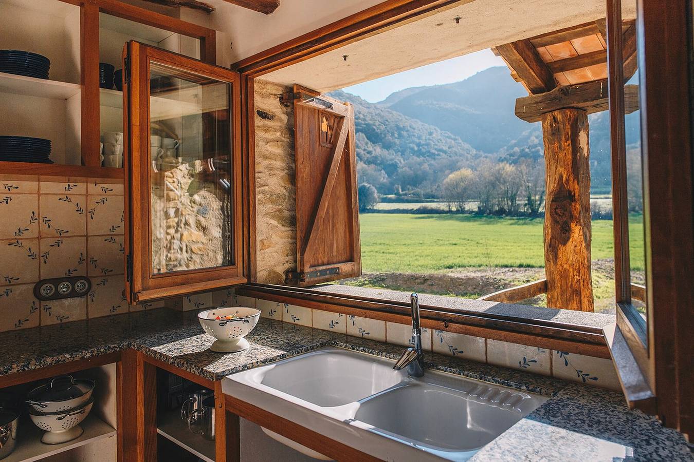 Ferienhaus 'Can Blanc - 11 Personen' mit Bergblick, Gemeinschaftspool und Wlan in Montagut i Oix, Garrotxa