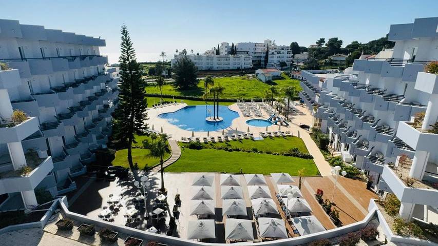 Hôtel pour 3 personnes, avec jacuzzi et bassin pour enfant ainsi que jardin et piscine
