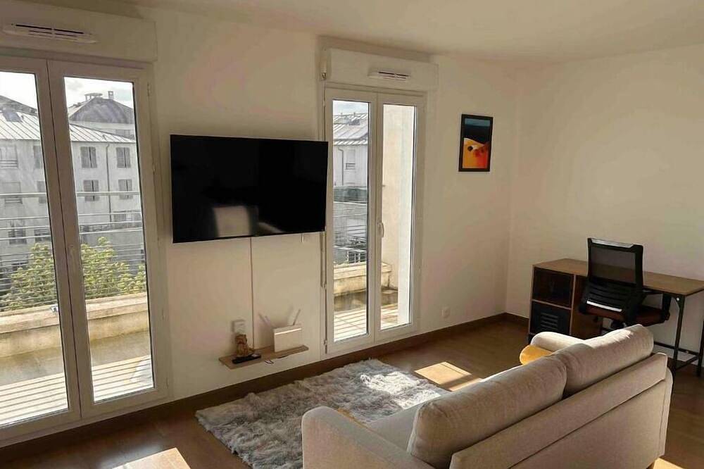 Entire apartment, Grand Studio de 37m2 Avec Terrasse de 12m2 in Villeneuve-le-Roi, Val-de-Marne