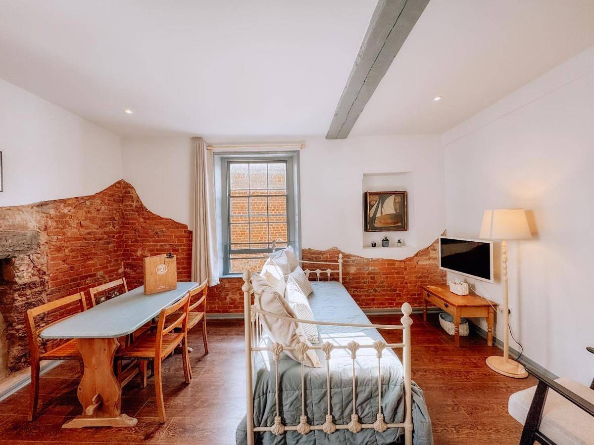 Entire apartment, Route 2 Apartments in Topsham, Devon