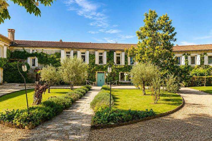 Location de vacances pour 14 personnes, avec Terrasse et Jardin à Dirac