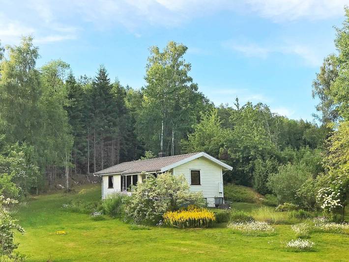 Mysig stuga nära sjön och havet in Norra Västkusten
