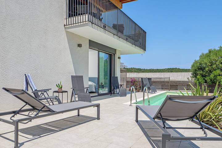 Villa 'Mirtina' con vista mare, Wi-Fi e aria condizionata in Quinta Spiaggia, Golfo Aranci