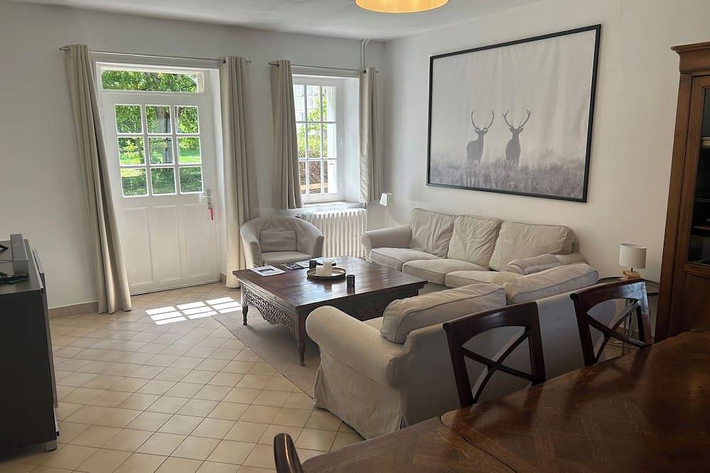 Charming cottage located in the park of  a 17th century castle in Saint-Lubin-en-Vergonnois, Région de Blois