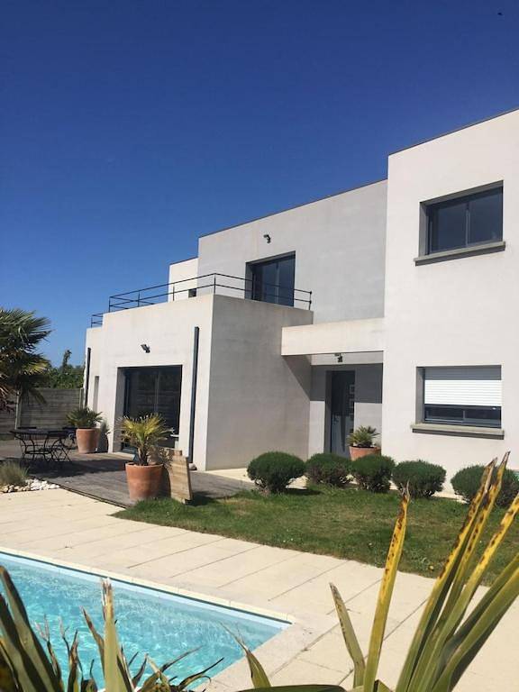 Location de vacances pour 8 personnes, avec Balcon et Terrasse ainsi que Jardin et Piscine dans Yquelon