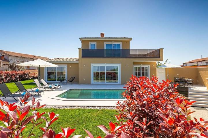 Ferienhaus für 4 Personen, mit Balkon und Garten sowie Pool