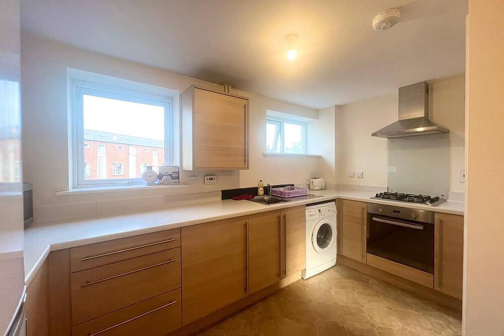 Spacious room with study table next to university in Hatfield (Hertfordshire), Hertfordshire